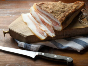 Guanciale italià tallat en rodanxes.